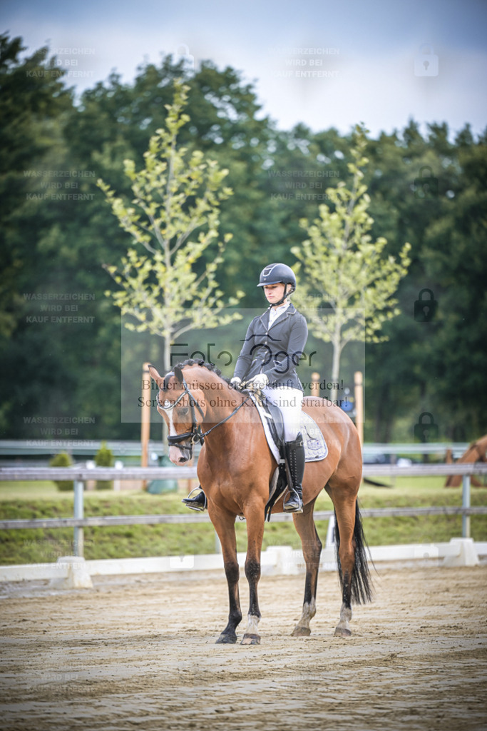 DOS_0328 | Entdecke hochwertige Reitturnierfotos von Foto Oger. Professionell, emotional und authentisch – jetzt Lieblingsmomente im Shop bestellen. - Realisiert mit Pictrs.com