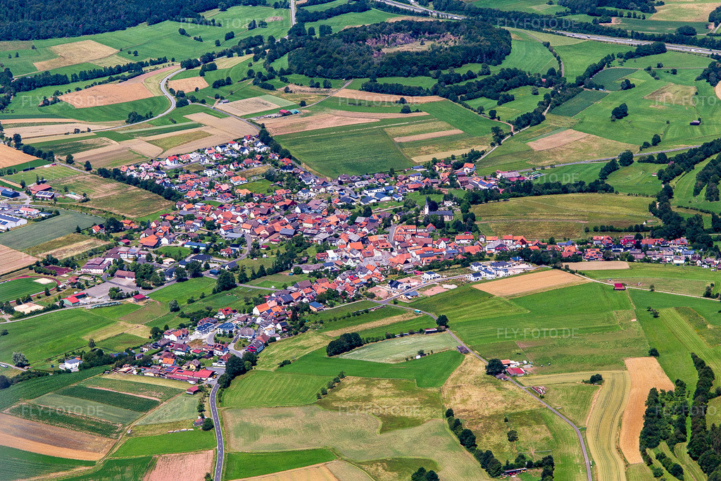 Luftbild: Ortsansicht von Süden in Schondra im Bundesland Bayern in Deutschland. Foto: IMG_141973.jpg vom 07.07.2024 durch Werner Riehm/FLY-FOTO.de