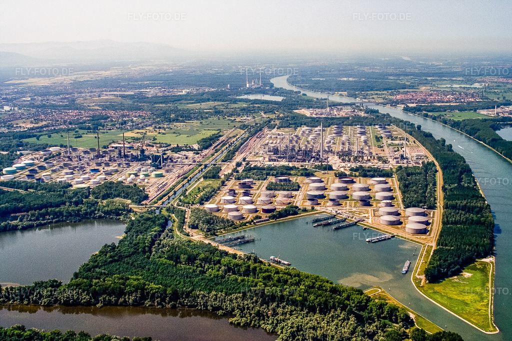Luftbild: Ölhafen und MIRO Raffinerie am Rhein von Norden im Ortsteil Knielingen in Karlsruhe im Bundesland Baden-Württemberg in Deutschland. Foto: IMG_2882.jpg vom 18.06.2006 durch Werner Riehm/FLY-FOTO.de