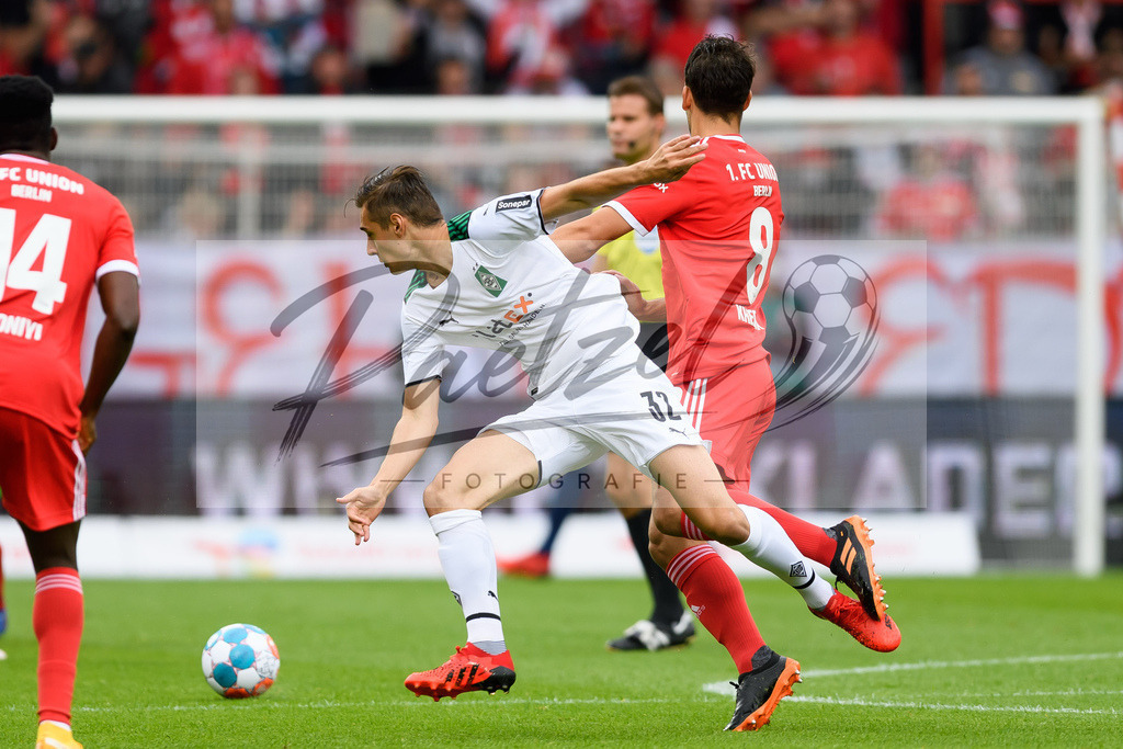 FCUBMG20210829_106 | Fussball, Herren: Florian Neuhaus (Borussia Moenchengladbach) und Rani Khedira (1.FC Union Berlin) im Zweikampf beim Spiel der 1. Bundesliga zwischen 1. FC Union Berlin und Borussia Moenchengladbach im Stadion An der Alten Foersterei am 29.08.2021 in Berlin, Deutschland. - Realisiert mit Pictrs.com