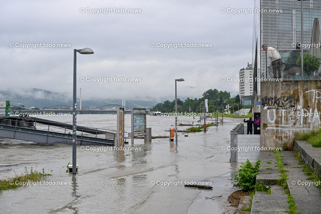 Linz_ Urfahr_ Donau_ Hochwasser_ 04.06.2024-15 | 04.06.2024, Linz, AUT, Urfahr, Hochwasser, im Bild Donau, Donaulaende Linz, Lentos, Schiffsanlegestelle