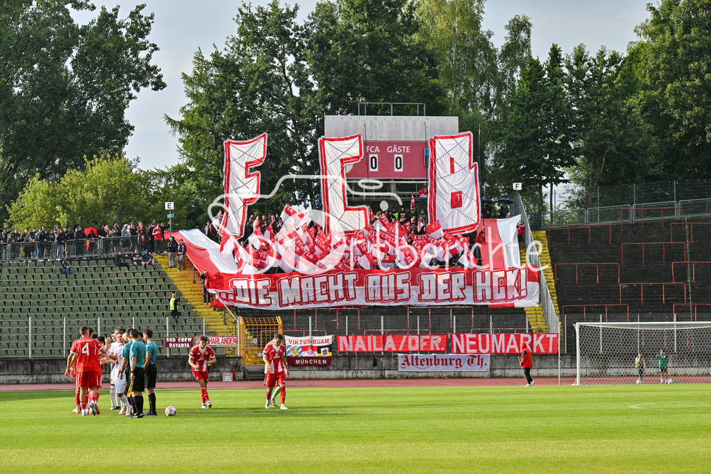 FC Augsburg II - FC Bayern Amateure | Die Fans der Bayern Amateure haben eine Choreo zu Spielbeginn vorbereitet / Regionalliga Bayern: FC Augsburg II - FC Bayern Muenchen II, Rosenaustadion am 25.07.2025