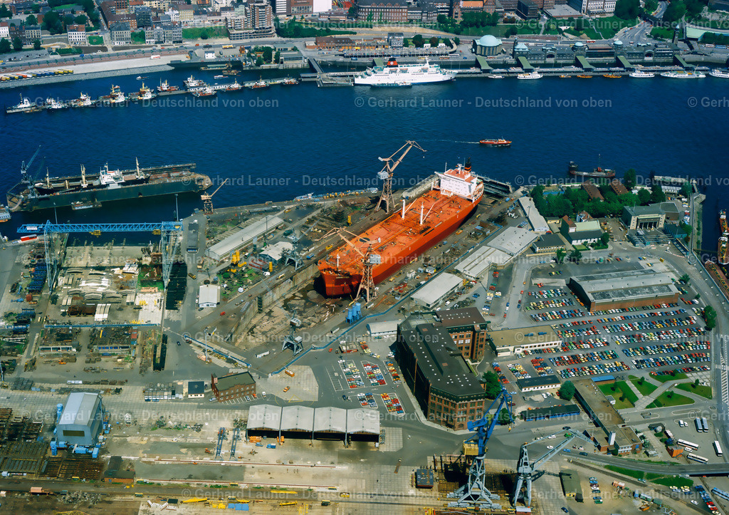 7000492 | Frachtschiff im Trockendock imWerftgelände Blohm und Voss, Freie und Hansestadt Hamburg 1983