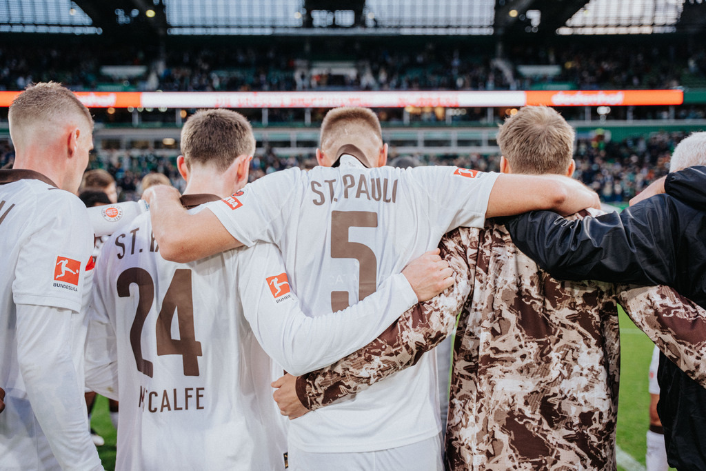 FCS03707 | Der offizielle Shop für FC St. Pauli Fotos. Wähle aus Spielszenen & Fanmomenten dein FCSP Wunschformat. Wir liefern Millerntor-Atmosphäre.