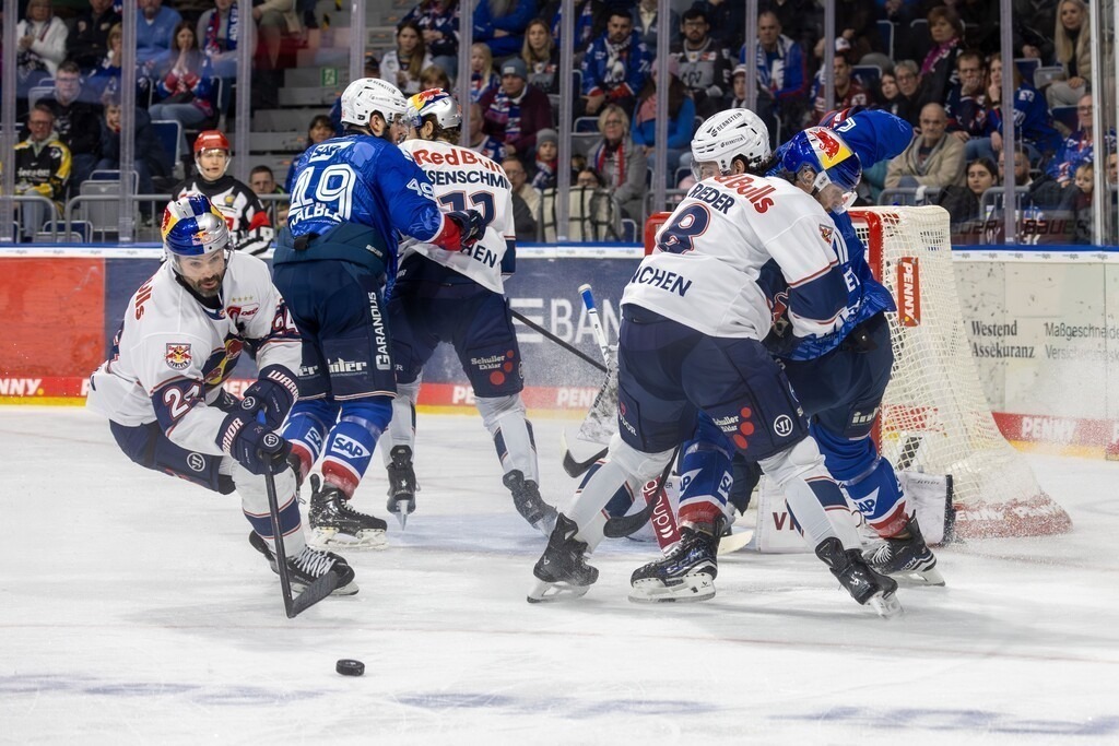 DEL, Deutsche Eishockey Liga Saison 2025/26, 43. Spieltag: Adler Mannheim gegen Red Bull München | DEL, Deutsche Eishockey Liga Saison 2025/26, 43. Spieltag: Adler Mannheim gegen Red Bull München***Gefährliche Situation vor dem Münchener Tor - Realisiert mit Pictrs.com