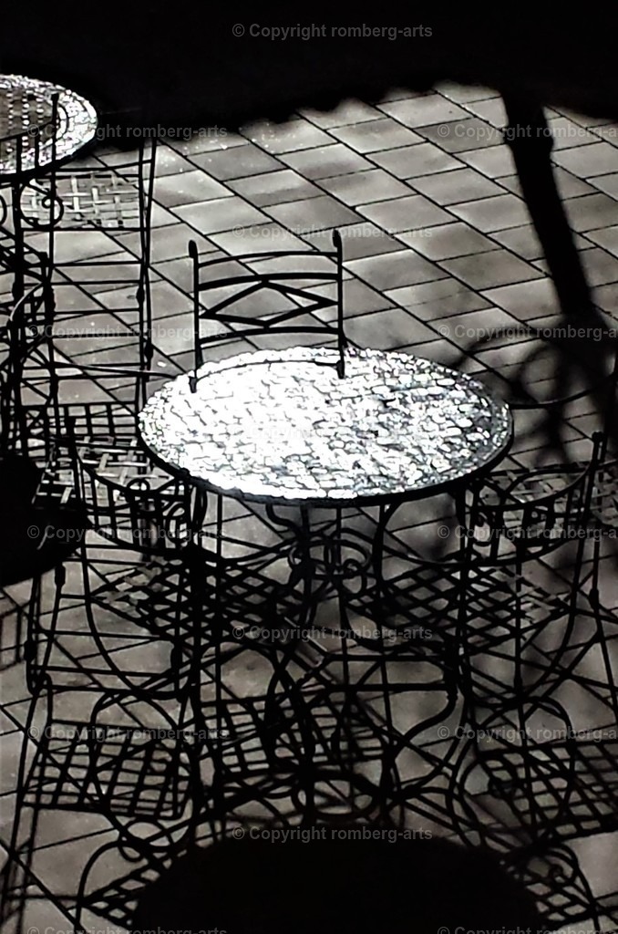 Tisch in der Nacht | Tisch in der Nacht, Tisch im Mondlicht, schwarz-weiß-Nachtaufnahme, Tisch mit Stühlen und Schatten