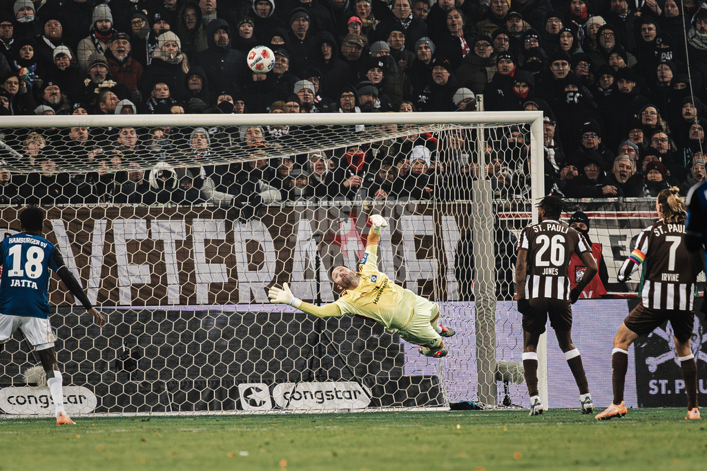 Fußball | Männer | Saison 2025/2026  | Fußball-Bundesliga | 19. Spieltag | FC St. Pauli vs. Hamburger SV | 23.01.2026 | Parade von Daniel Heuer Fernandes (#1, HSV)