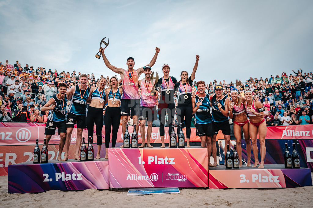 Beachvolleyball | Frauen und Männer | Allianz German Beach Tour | Deutsche Beachvolleyball-Meisterschaft 2024 | 01.09.2024 | Das Siegerpodest v.l. Lui Wüst, Philipp Huster, Louisa Lippmann, Laura Ludwig, Nils Ehlers, Clemens Wickler, Svenja Müller, Cinja TIllmann, Max Just, Robin Sowa, Sandra Ittlinger und Kim van de Velde