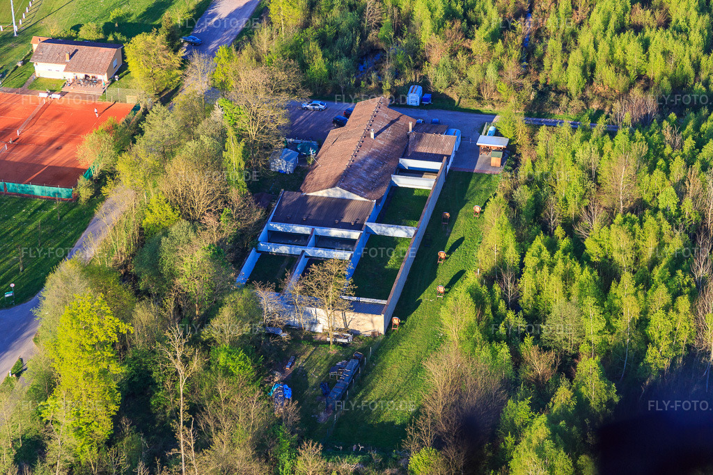 Luftbild: Schützenverein Steinweiler in Steinweiler im Bundesland Rheinland-Pfalz in Deutschland. – Foto: IMG_077400.jpg vom 21.04.2015 durch Werner Riehm/FLY-FOTO.de – Auflösung des Originals: 5472 x 3648 px – XN--SCHTZENHAUS-STEINWEILER-EPC.DE