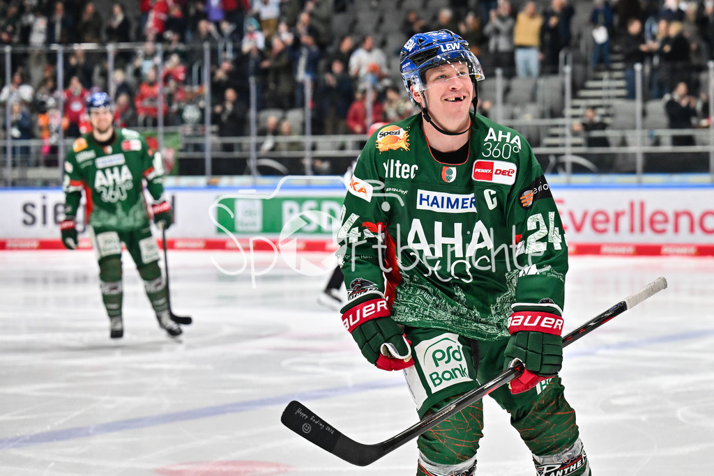 Augsburger Panther - Grizzlys Wolfsburg | AUGSBURG, GERMANY - 15. MARCH: Jubel der Panther nach dem Treffer zum 3-4 durch T. J. TREVELYAN (Augsburger Panther 24) / Tor / Torschuetze / Freude / Happy während dem Match zwischen den Augsburger Panthern und den Grizzlys Wolfsburg am 52. Spieltag der Penny DEL im Curt Frenzel Stadion