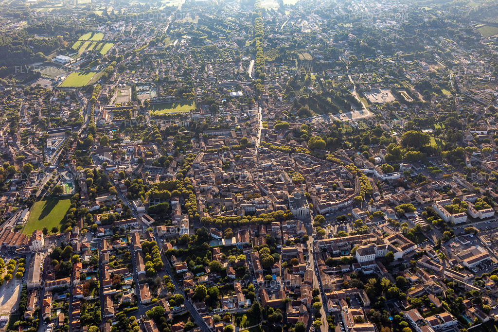 Aerial view: City center in Saint-Rémy-de-Provence in the state Bouches du Rhone, France. – Photo: IMG_129634.jpg taken on 09/23/2021 by Werner Riehm/FLY-FOTO.com – Resolution of the original: 5472 x 3648 px