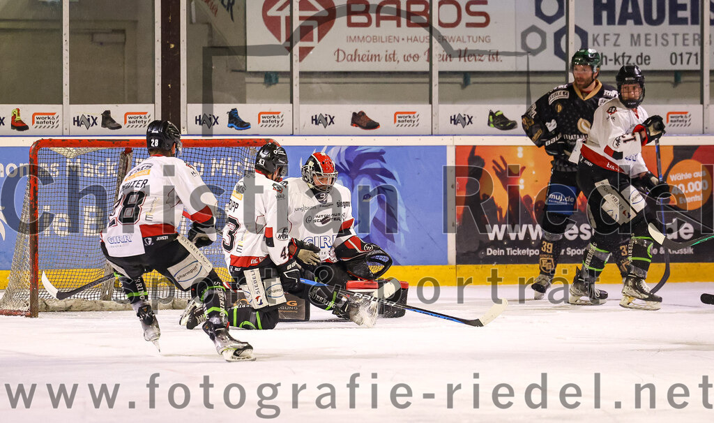 2024-03-08_032_TSV_Erding_gegen_EHC_Koenigsbrunn | Erding, Deutschland, 08.03.2024:
Eishockey, Bayernliga Playoffs 2023 / 2024, 1. Spieltag, TSV Erding gegen EHC Königsbrunn, Endergebnis: 3:0

Mika Reuter (EHC Königsbrunn, #28), Hayden Trupp (EHC Königsbrunn, #43), Torwart Stefan Vajs (EHC Königsbrunn, #32), Thomas Plihal (Erding Gladiators, #39)

Foto: Christian Riedel / fotografie-riedel.net