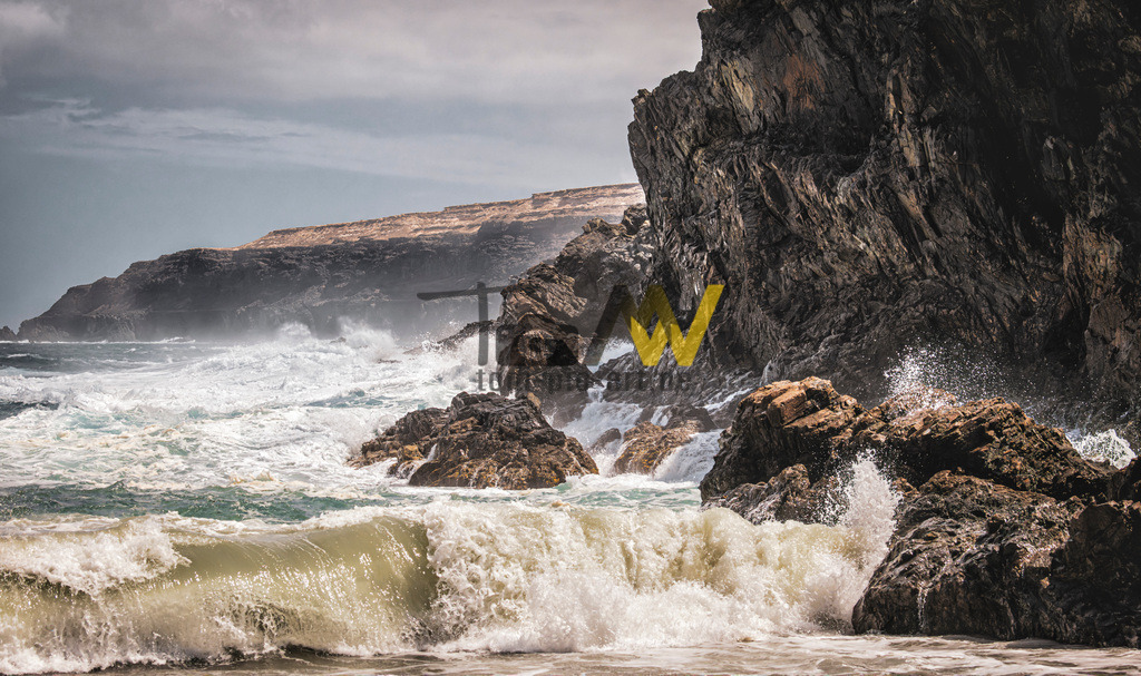 Brandung bei Ajuy--Strand-atlantischer Ozean-Fuerteventura | Genau genommen ist Brandung am Felsentor bei Peña Horadada. Die Wellen dort an der Küste sind wirklich einzigartig. - Realisiert mit Pictrs.com