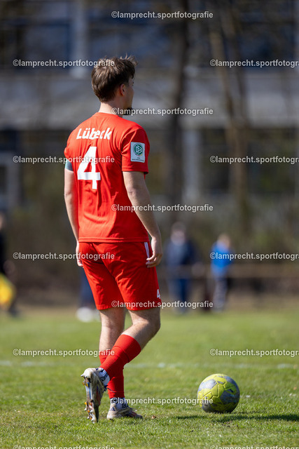 Fußball I Junioren I Saison 2025-2026 I DFB-Nachwuchsliga I 8. Spieltag I JFV Lübeck - 1. FC Magdeburg 95 | Taylan Batur (4, JFV Lübeck) - Realisiert mit Pictrs.com
