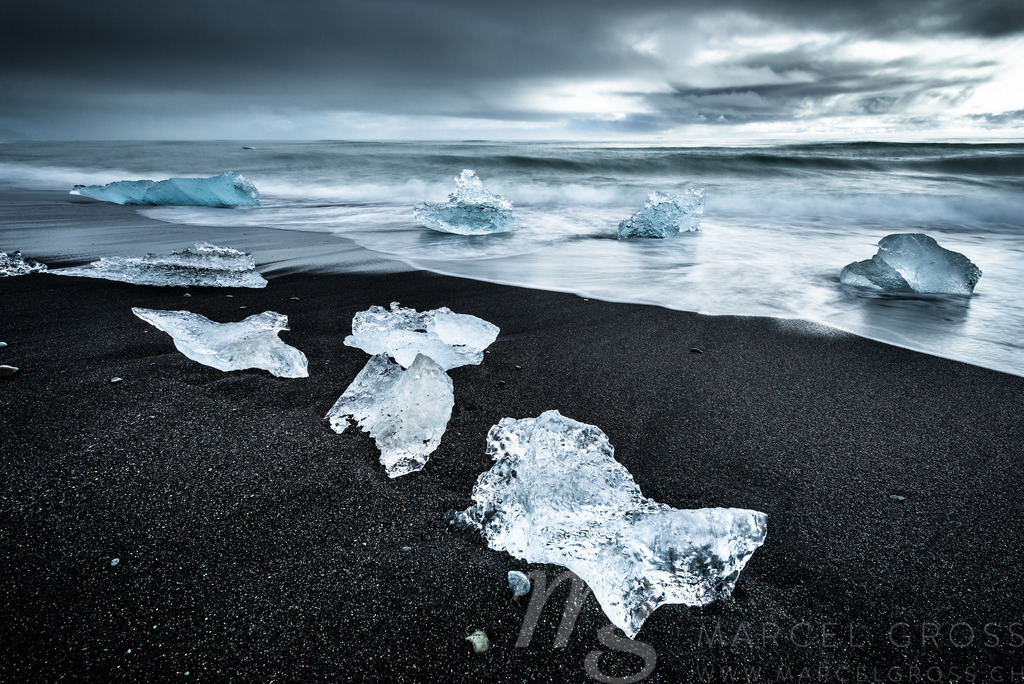 Eisbrocken am Black Diamond Beach in Südisland | longexposure image of icebergs at Diamond Beach at Jökulsárlón - Realisiert mit Pictrs.com