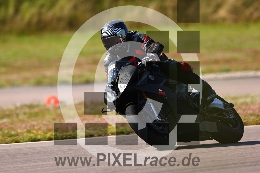 0081-20250619_01024 | Schöne Erinnerungen an spannende Momente - das festzuhalten ist unser Job. PIXELrace.de ist seit 2003 auf den Rennstrecken Europas unterwegs um die Action draußen beim Fahren und die wunderbare Stimmung imm Fahrerlager für euch einzufangen.