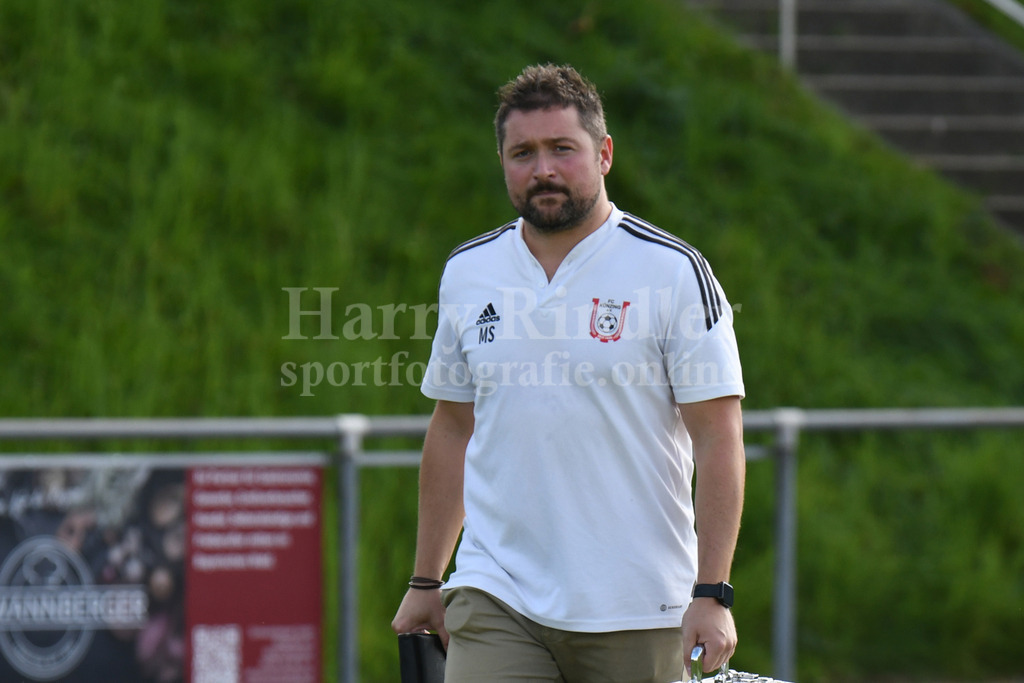 Bezirksliga Ost: SpVgg Ruhmannsfelden : FC Künzing |  Matthias Süß  (Trainer FC Künzing) - Realisiert mit Pictrs.com