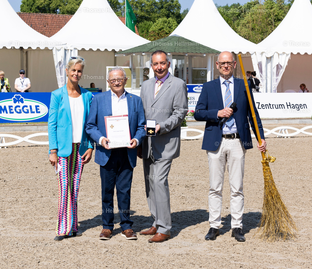TH_RLV-Rosalie von Landsberg-Velen_ Jürgen Koschel_ Hans Joachim Erbel_ Klaus Röser_9162 | Longines Balve Optimum 2023 am 11.06.23 in Balve, Schloss Wocklum, Thomas Hellmann, RLVRosalie von Landsberg-Velen, Jürgen Koschel, Hans Joachim Erbel, Klaus Röser