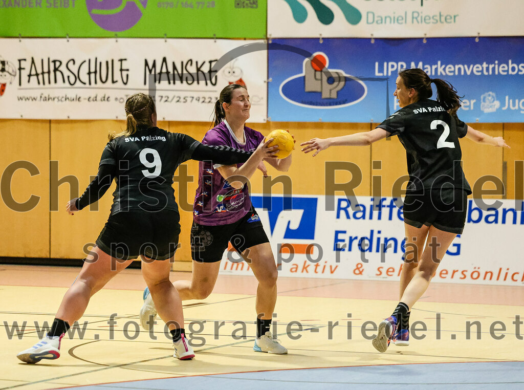 2024-02-10_090_SpVgg_Altenerding_gegen_SVA_Palzing | Erding, Deutschland, 10.02.2024:
Handball, Bezirksoberliga Frauen Altbayern 2023 / 2024, 14. Spieltag, SpVgg Altenerding gegen SVA Palzing, Endergebnis: 27:28

Franka Straubinger (SVA Palzing, #9), Janina Konrad (SpVgg Altenerding, #2), Anja Schmidt (SVA Palzing, #2)

Foto: Christian Riedel / fotografie-riedel.net
