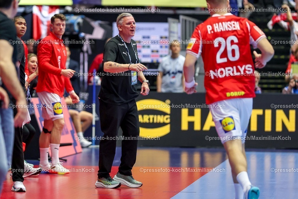 EHF20012602112 | 20.01.2026, Handball, Men's EHF EURO 2026, Dänemark - Portugal, Jyske Bank Boxen in Herning, Dänemark, Preliminary Round:  Headcoach Nikolaj Jacobsen (Denmark #hc) gestikulierend am Spielfeldrand  