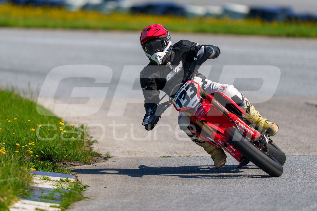 SuperMoto_Staatsmeisterschaft_Greinbach_281 | GRIPcapture steht für authentische Sportfotografie in Österreich – für Momente, die mehr sind als Geschwindigkeit oder Ergebnis. Es geht um Emotion, Spannung, Fokus und den Augenblick, der oft nur einen Wimpernschlag dauert.Ob Motorsport, Teamsport oder 