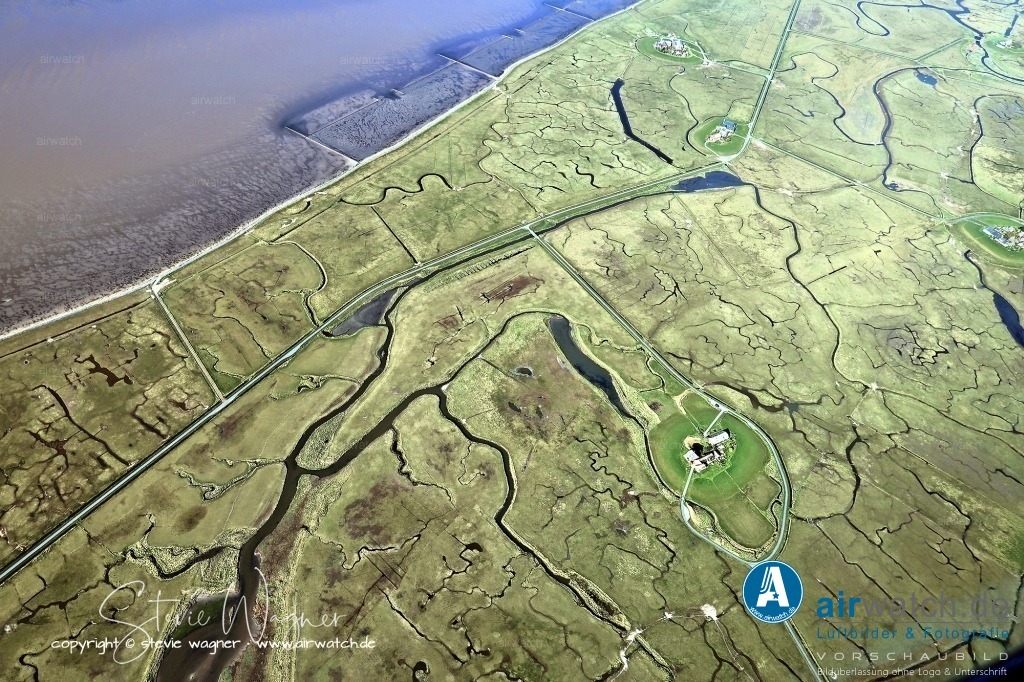 Wattenmeer, Fahrrinne und Priele - Hallig Langeneß | Die Hallig ist bekannt für ihre Ruhe und landschaftliche Schönheit und bietet Besuchern eine einzigartige Möglichkeit, die Nordsee und die Halligenkultur zu erleben.