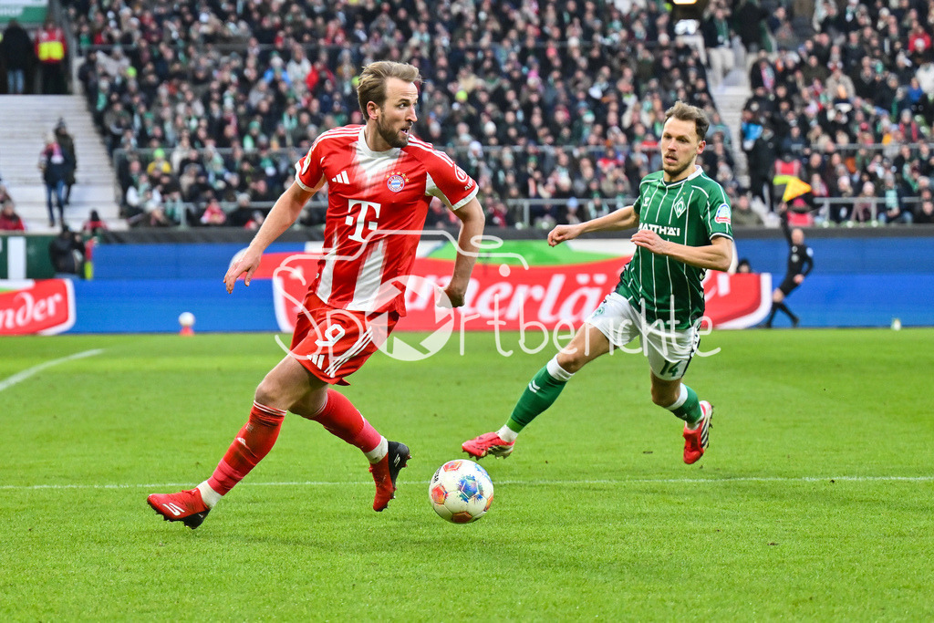 SV Werder Bremen - FC Bayern München | BREMEN, GERMANY - 14. FEBRUARY: im Duell Harry KANE (FC Bayern Munich 9) und Senne LYNEN (SV Werder Bremen 14) während dem Bundesligamatch zwischen dem SV Werder Bremen und dem FC Bayern München am 22. Spieltag im Weserstadion / DFL REGULATIONS PROHIBIT ANY USE OF PHOTOGRAPHS AS IMAGE SEQUENCES AND/OR QUASI-VIDEO