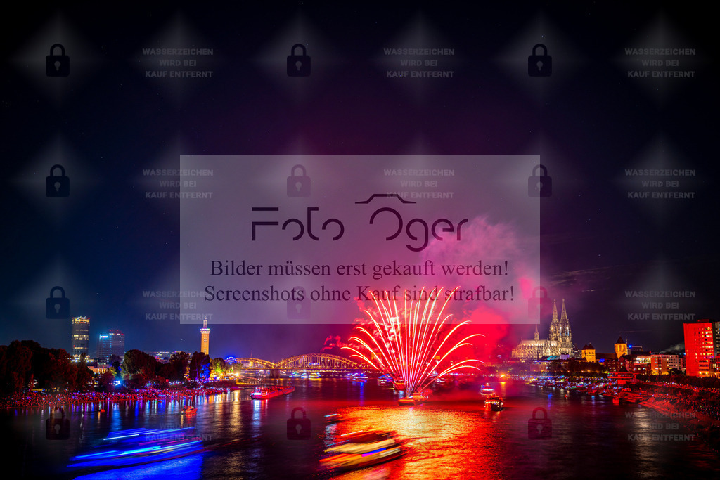 Feuerwerk über Köln – Lichterglanz am Rhein | Ein farbenprächtiges Feuerwerk erhellt den Nachthimmel über Köln.Im Vordergrund spiegelt sich das Licht der Raketen auf dem Rhein, während im Hintergrund die Hohenzollernbrücke und der Dom majestätisch leuchten.Ein beeindruckendes Motiv, das den Zauber von Sommernächten, Wasser und Feuer in einem einzigen Moment vereint – ein Stück Kölner Lebensfreude als Wandbild. - Realisiert mit Pictrs.com