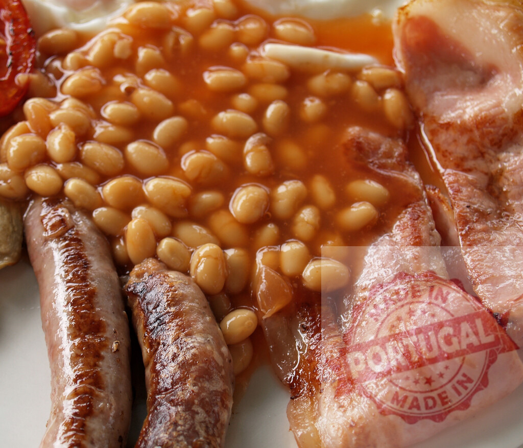 Full English breakfast with baked beans bacon and sausage | Cooked full English breakfast including baked beans, bacon, egg, sausage, and tomato - Realized with Pictrs.com