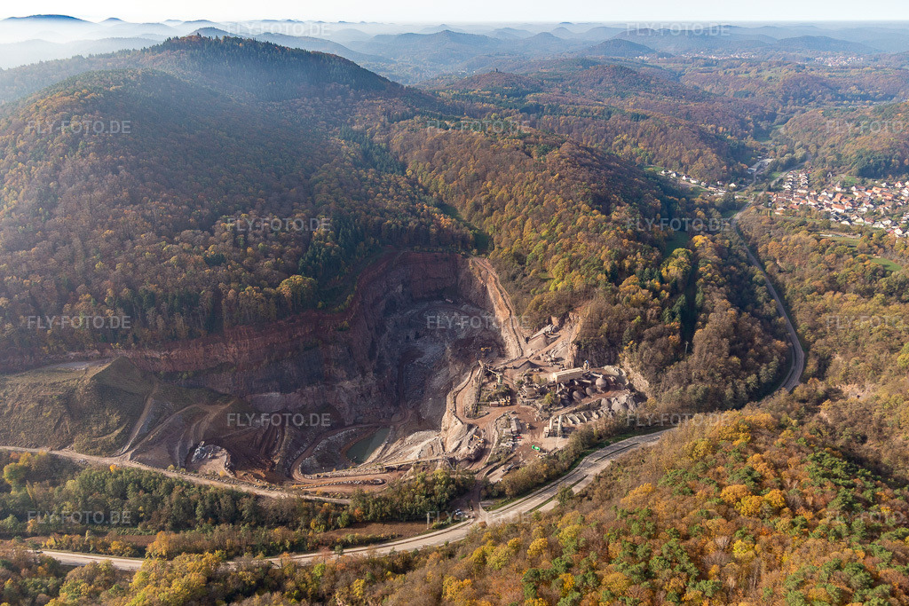 Luftbild: Pfalz Granit in Waldhambach im Bundesland Rheinland-Pfalz in Deutschland. Foto: IMG_123750.jpg vom 07.11.2020 durch Werner Riehm/FLY-FOTO.de