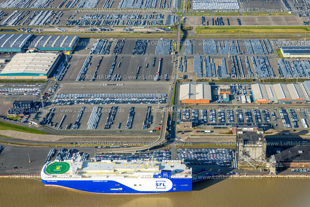 Emden251104684 | Luftbild, PKW Logistik Volkswagenwerk, Außenhafen Emden mit SFL Schiff Wolfsburg Car Carriers, Volkswagen PKW Verladestation, WINCH ONLY Verladefläche auf dem Schiff für Ladegut am Seil, Emden, Norddeutschland, Ostfriesland, Niedersachsen, Deutschland