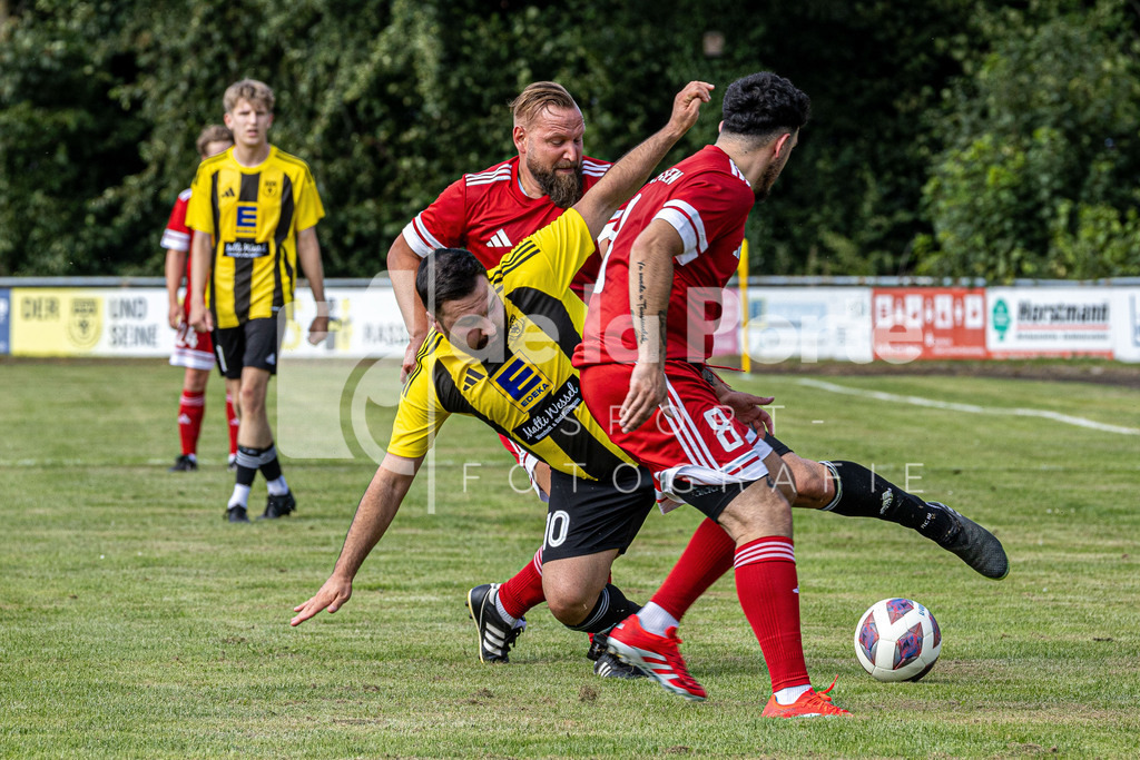 Wrestedt - Caran_ Azad (dahinter Marc Maaß) vs Stadensen 090825 dlP | immodelaporte-sportfotos - Realisiert mit Pictrs.com
