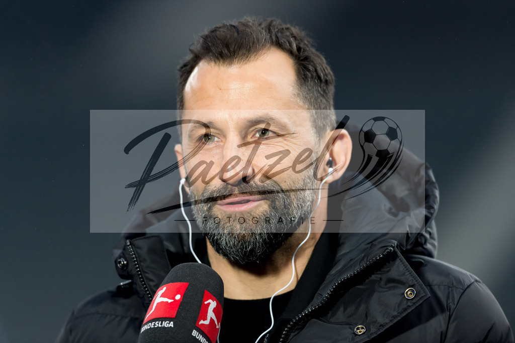 BSCFCB20220123_173 | Fussball, Herren: Sport-Vorstand Hasan Salihamidzic (FC Bayern Muenchen) im Interview bei dem Spiel der 1. Bundesliga zwischen Hertha BSC und FC Bayern Muenchen im Olypiastadion am 23.01.2022 in Berlin, Deutschland.DFB / DFL REGULATIONS PROHIBIT ANY USE OF PHOTOGRAPHS AS IMAGE SEQUENCES AND/OR QUASI-VIDEO. - Realisiert mit Pictrs.com
