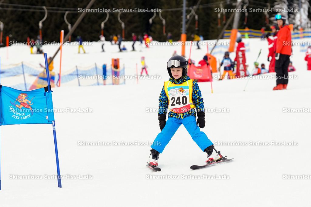 SRF_02.01.2026_0326 | Skirennfotos,Serfaus,Fiss,Ladis,Kinderskirennen,Winter,Tirol,Oberland,skirace,SFL,feelfree,weil wir's genießen,ski,Ski,skifahren,Sonnenplateau, - Realisiert mit Pictrs.com