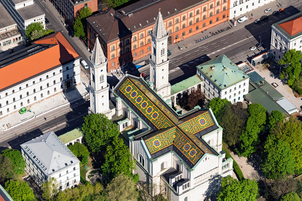 dr__0051988.jpg | MüNCHEN 23.04.2020 Die katholische Pfarr- und Universitätskirche St. Ludwig in München Maxvorstadt im Bundesland Bayern ist ein Monumentalkirchenbau im Rundbogenstil. Die Ludwigskirche ist aus der Luft am bunt eingedeckten Mosaikdach weithin erkennbar. // The Catholic parish and university church of St. Ludwig in Munich Maxvorstadt in the state of Bavaria is a monumental arch building. The Ludwigskirche can be seen from the air over a long distance on the colorful mosaic roof. Foto: Daniel Reiter