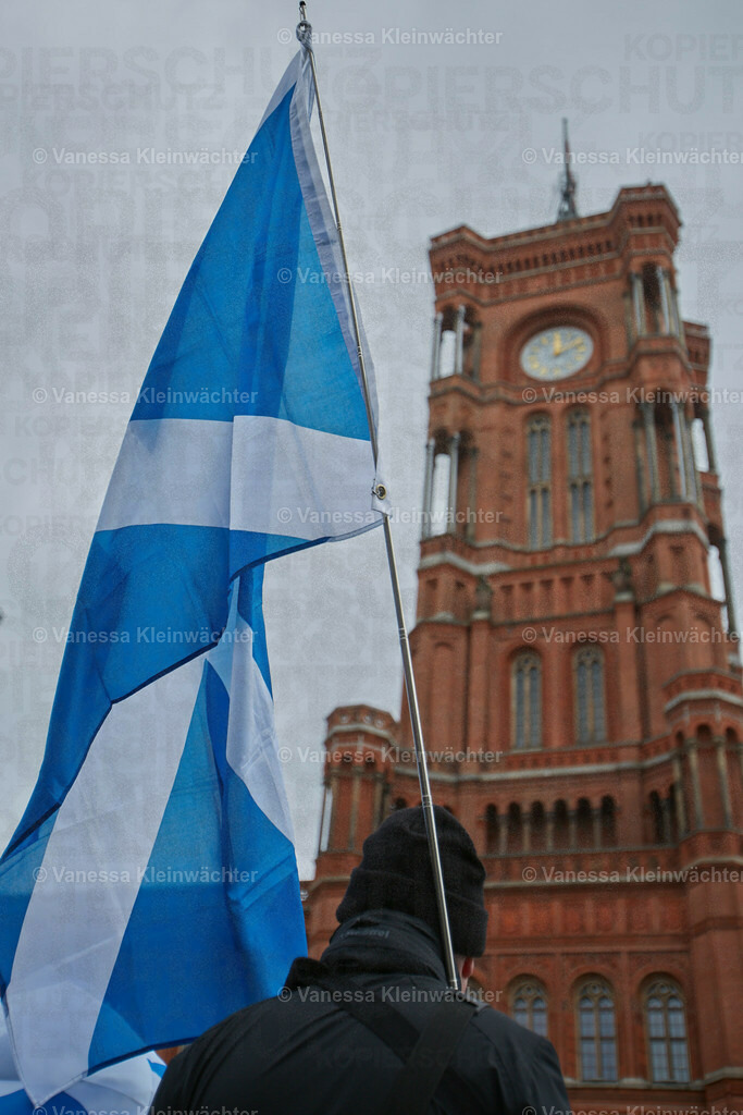 #IndyBerlin23 - Demonstration für schottische Unabhängigkeit | Rund 60 Personen ziehen am 11.03.2023 mit einer Demonstration vom Brandenburger Tor an der Britischen Botschaft vorbei zum Roten Rathaus, um die Unabhängigkeit Schottlands zu fordern.

On March 11, 2023, approx. 60 people rally in support of the Scottish independence, marching from Brandenburg Gate via the British Embassy to the Red Town Hall.  - Realisiert mit Pictrs.com