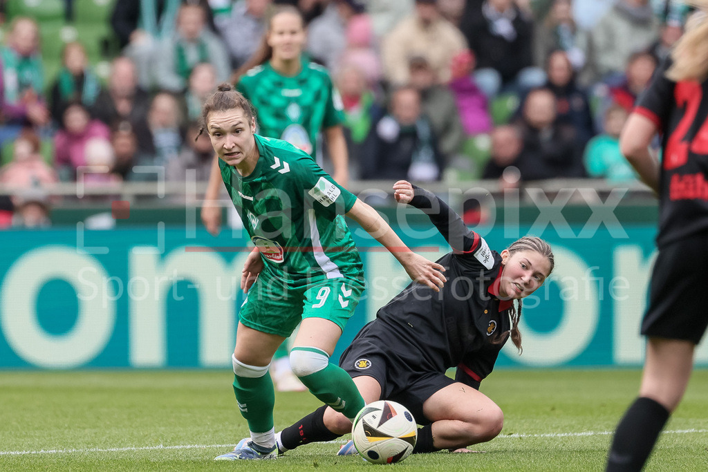 Fussball, Google Pixel Frauen-Bundesliga, SV Werder Bremen - Bayer 04 Leverkusen | v.li.: Sophie Weidauer (SV Werder Bremen, 9) und Ida Daedelow (Bayer 04 Leverkusen, 30) im Zweikampf, Duell, Dynamik, Aktion, Action, Spielszene, DIE DFB-RICHTLINIEN UNTERSAGEN JEGLICHE NUTZUNG VON FOTOS ALS SEQUENZBILDER UND/ODER VIDEOÄHNLICHE FOTOSTRECKEN. DFB REGULATIONS PROHIBIT ANY USE OF PHOTOGRAPHS AS IMAGE SEQUENCES AND/OR QUASI-VIDEO.