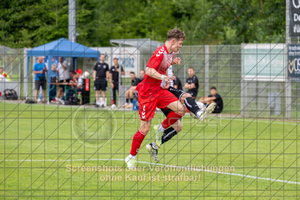 20250616_190624_0418 | #,  TV Eybach (weiß) vs. 1.FC Donzdorf II (rot), Fussball, Entscheidungsspiel 3 in Kreisliga A3 - Bezirk Neckar/Fils, Saison 2024/2025, Rasensportplatz, Staufenecker Str. 41, 73084 Salach, 16.06.2025 - 18:30 Uhr,Foto: PhotoPeet-Sportfotografie/Peter Harich