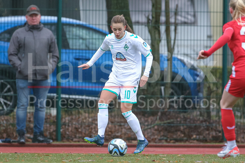 Fussball, Testspiel Frauen, SV Werder Bremen - FC Twente Enschede | v.li.: Tuana Mahmoud (geb. Keles, SV Werder Bremen, 10) am Ball, Einzelbild, Ganzkörper, Aktion, Action, Spielszene