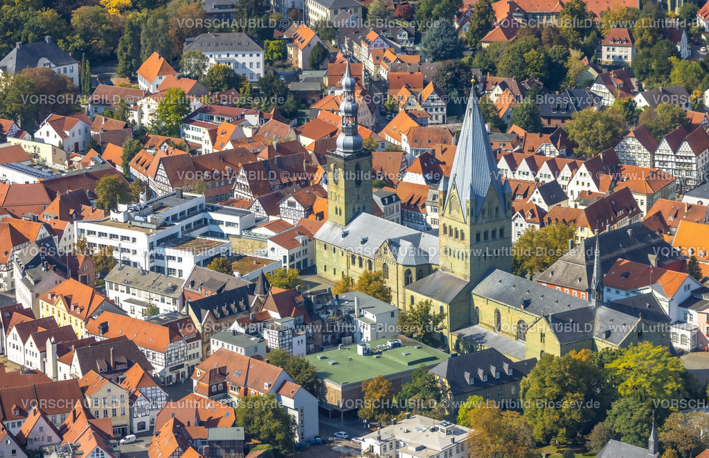 Soest220904344 | Luftbild, Altstadt mit St. Petri (Alde Kerke) und kath. Kirche St.-Patrokli-Dom, Soest, Soester Börde, Nordrhein-Westfalen, Deutschland