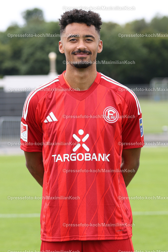 Due2BL25072401066 | Emmanuel Iyoha; Fortuna Düsseldorf; 2. Bundesliga, Porträttermin 2024/2025