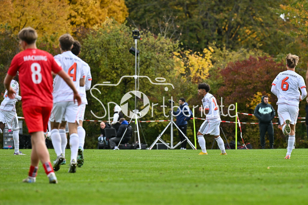 SpVgg Unterhaching U19 - FC Bayern München U19 | Jubel der Gäste nach dem Treffer zum 0-1 durch Maycon Douglas NORMANHA CAROZO (FC Bayern München U19 11) / Tor / Torschuetze / Freude / Happy / U19 DFB Nachwuchsliga: SpVgg Unterhaching - FC Bayern München; Sportschule Oberhaching am 18.10.2025