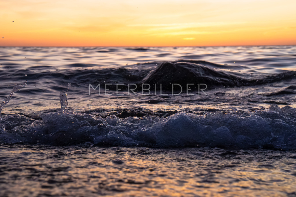 Fotoserie: Sunset & Splash // Sonnenuntergang am Meer | Die Farben des Sonnenuntergangs erwecken die Sinne und schaffen eine Atmosphäre der Ruhe und Besinnung. In meiner neuen Serie "Sunset & Splash" lade ich Sie ein, gemeinsam mit mir den Zauber dieser besonderen Momente am Meer zu entdecken. Erleben Sie, wie das Licht sanft über die Wellen tanzt und jeder Augenblick zum Träumen anregt.