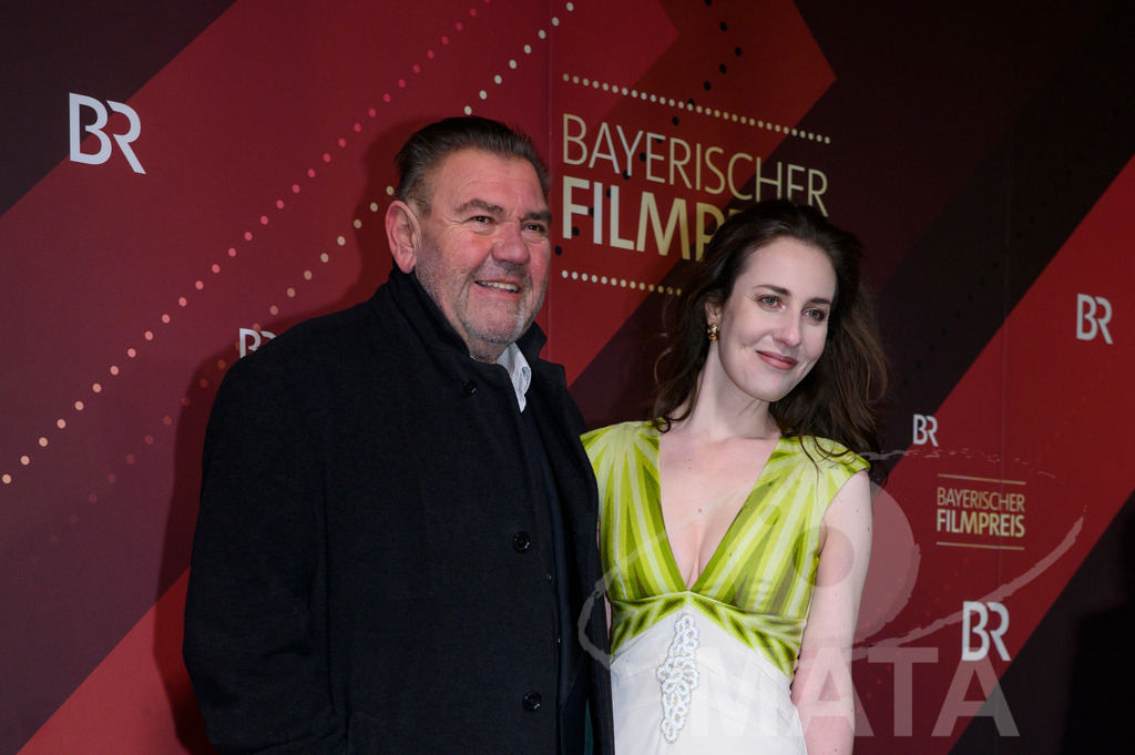 _DWI5309 | Peter Rappenglück und Katharina Botzenhart bei der Verleihung des 47. Bayerischen Filmpreises 2026  im Prinzregententheater. München, Deutschland. Der Bayerische Filmpreis wird seit 1979 von der Bayerischen Staatsregierung verliehen, um die Bedeutung des Kinofilms als Kulturgut herauszustellen - Realisiert mit Pictrs.com