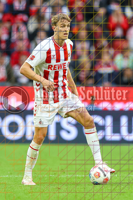 1. FC Köln vs FC Augsburg - 1. Bundesliga  | Köln, Deutschland, 18.10.25:   Timo Hübers (1. FC Köln) in Aktion am Ball, Einzelaktion waehrend des Spiels der 1. Bundesliga zwischen  1. FC Köln vs FC Augsburg im RheinEnergieStadion(Foto von Brauer-Fotoagentur / Adrian Schlueter)