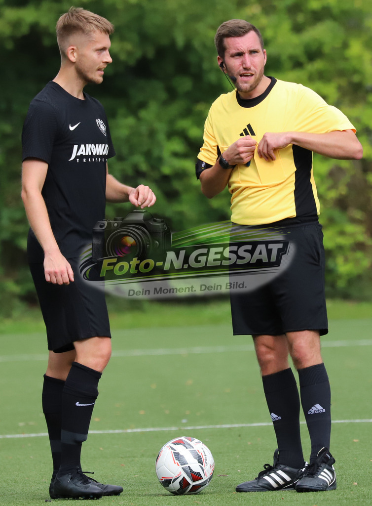 SC Bünde - BV 21 Stift-Quernheim | Auf dem Bild zu sehen: Schiedsrichter: Philipp Miska ; schwarz BV 21 Stift-Quernheim: Florian Laege SC Bünde, BV 21 Stift-Quernheim, Fistelmann Supercup, Hunnebrock, Deutschland  - Realisiert mit Pictrs.com