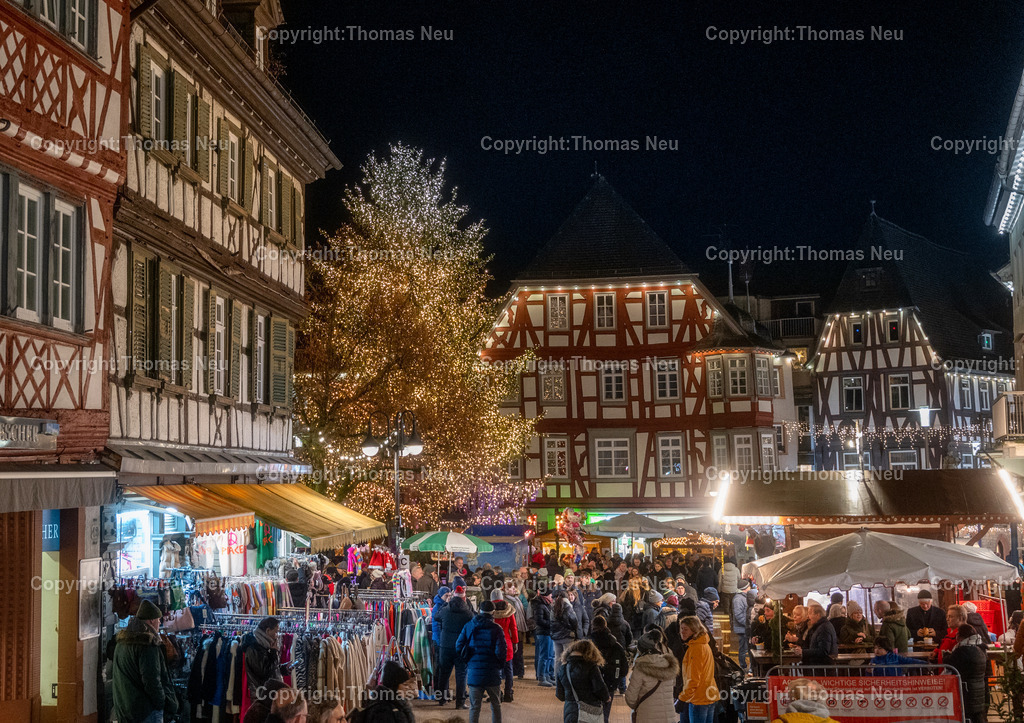 DSC_5509 | bbe,Weihnachtsmarkt 2023 Bensheim, schnell noch ein Erinnerungsfoto denn schon bald ist der Weihnachtsmarkt wieder Geschichte, Blick auf den Marktplatz, Riesentanne, Weihnachtsbaum, Bild: Thomas Neu