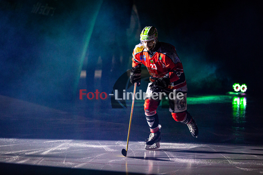 TSV Peißenberg MINERS gegen EV Dingolfing ISAR RATS | Eishockey Bayernliga Herren Vorrunde 2024/25, TSV Peißenberg MINERS gegen EV Dingolfing ISAR RATS, 20241215,Dejan VOGL (MINERS 23) bei Eröffnung / Einlauf,2024-12-15 in Peißenberg (Eisstadion Peißenberg)Dejan VOGL (MINERS 23)Copyright: WolfgangxLindner
