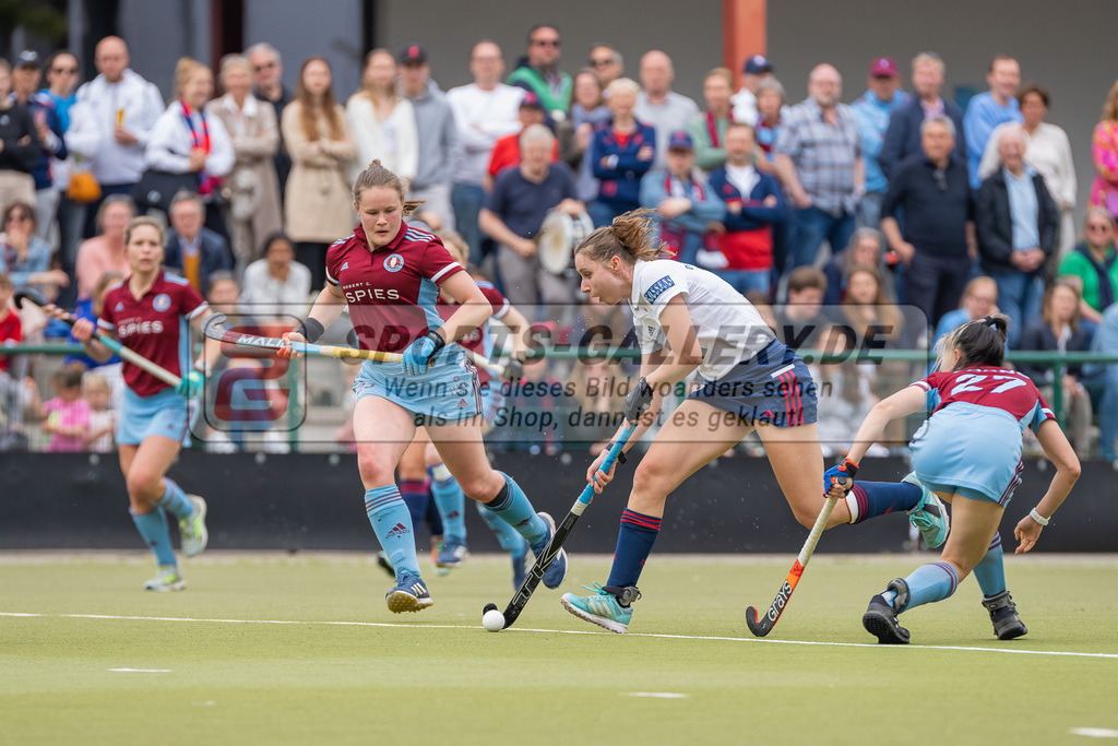 HK_20230520_108349 | 1. Bundesliga Damen Düsseldorfer HC - UHC Hamburg am 20.5.2023 DHC Düsseldorf, Düsseldorf , Elisa Gräve ( Düsseldorfer HC #26 ) , Yani Zhong ( UHC Hamburg #27 )