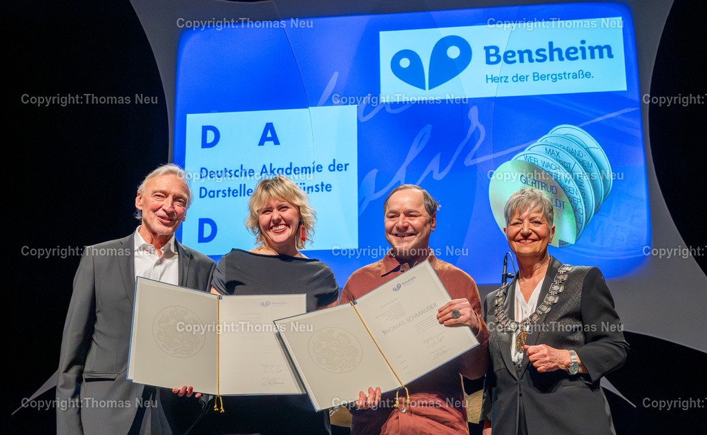 eysoldt-ring-thomas-schmauser-bensheim-fotografie-thomas-neu.jpg-43 | Im Parktheater Bensheim fand am 28. März 2026 die Verleihung des Eysoldt-Rings 2025 statt – eine der bedeutendsten Auszeichnungen für Schauspielkunst im deutschsprachigen Raum. Der Preis ging an Thomas Schmauser, der für seine herausragende darstellerische Leistung geehrt wurde.Im Rahmen der Veranstaltung wurde außerdem der Kurt-Hübner-Regiepreis an Fritzi Wartenberg verliehen, die für ihre besondere künstlerische Handschrift und Regiearbeit ausgezeichnet wurde. Hier die Preisträger mit der Bensheimer Bürgermeisterin Christine Klein und dem Präsidenten der Deutschen Akademie der Darstellenden Künste Profd. Hans-Jürgen Drescher, ,Bild: Thomas Neu